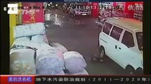 Vídeo mostra como pedestres igonoram criança atropelada duas vezes na China.