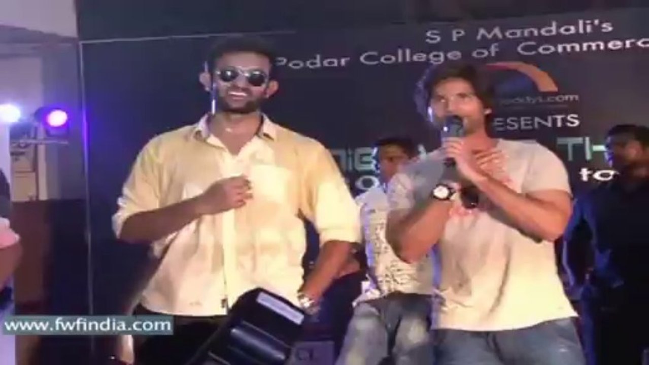 shahid kapoor promots phata poster nikla hero at poddar college