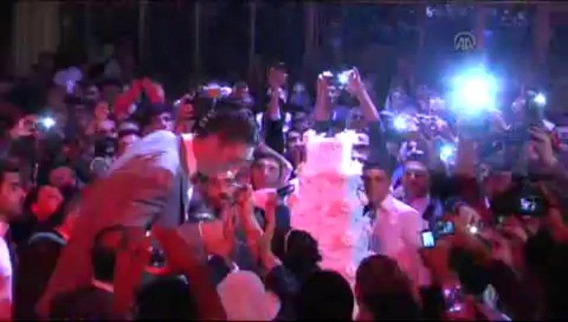 Dünyanın en uzun adamı evlendi