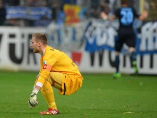 Un gardien allemand fait 3 boulettes énormes dans le même match !