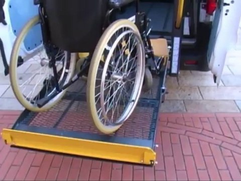 Consegna Mezzo Trasporto Disabili all'Anmic di Parma