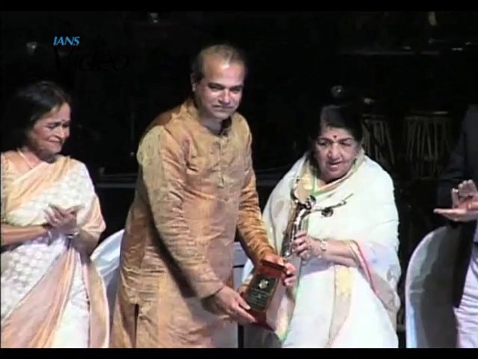Amitabh thanks Lata for singing classics for Jaya