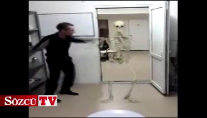 İskeletle dans eden adam