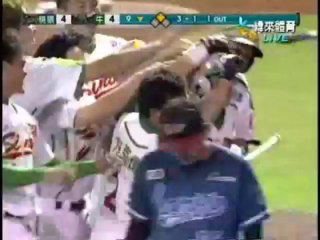 110825 LamigoVSBulls 詹帥超np無言再見失誤