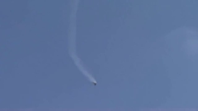 Un hélicoptère Syrien abattu en plein vol. Explosion Violente.