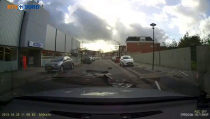 Dak waait voor lesauto in Delfzijl - RTV Noord