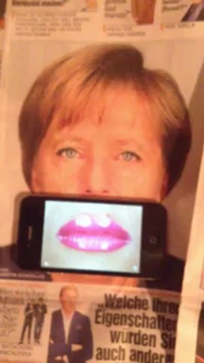 Frau Merkel singt sich warm!