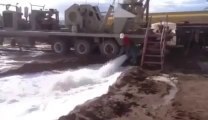 Le gros FAIL en chantier. Le gars finit à l'eau presque noyé...