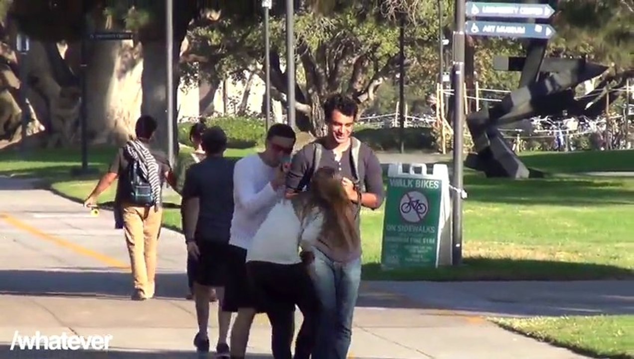 Jouer au Lazer Tag dans la rue en tirant sur les passants... Comme des gamins!