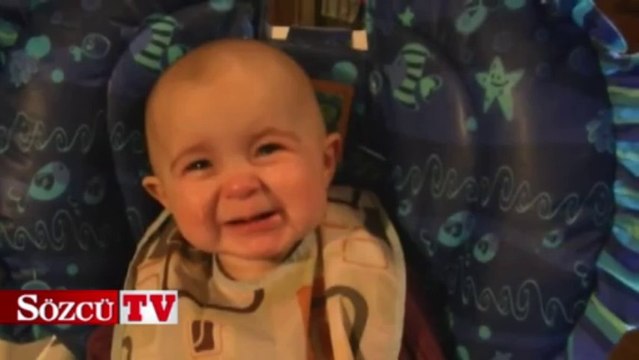 Annesi şarkı söyleyince duygulanan bebek
