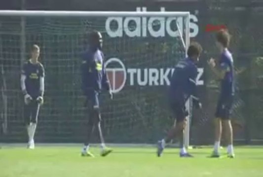 Sow ve Baroni antrenman sırasında, Melo, Chedjou ve Drogba'nın taklidini yaptı