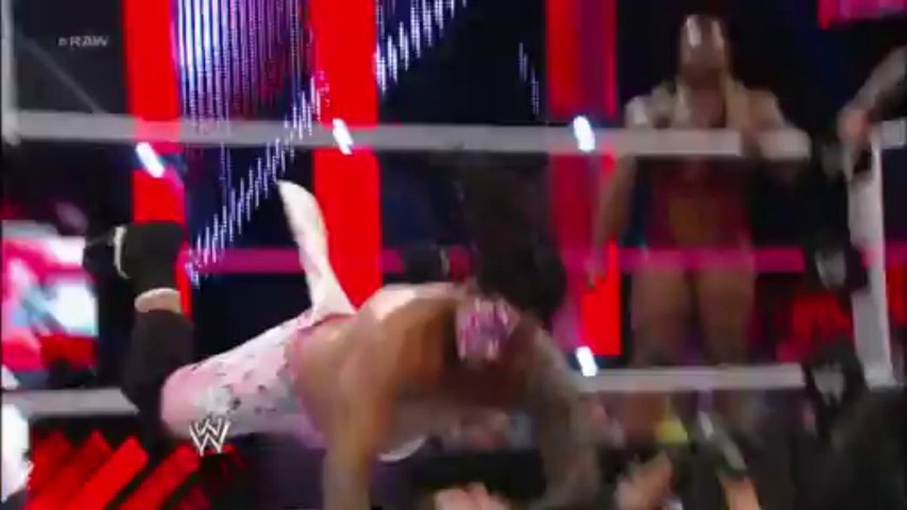 App Exclusive 10.28.2013 - The Usos & Big E vs The Shield Continues