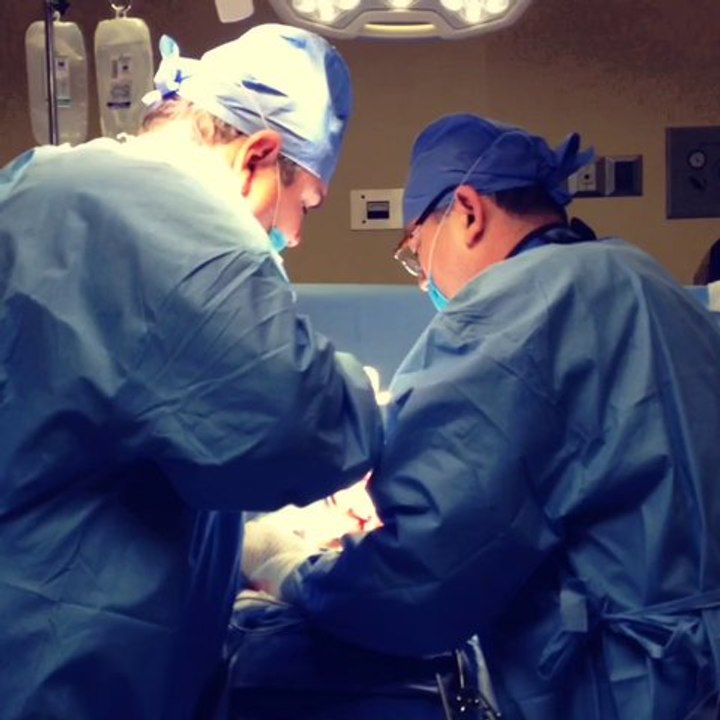 Operación de Columna colocando tornillos en vértebra lumbar