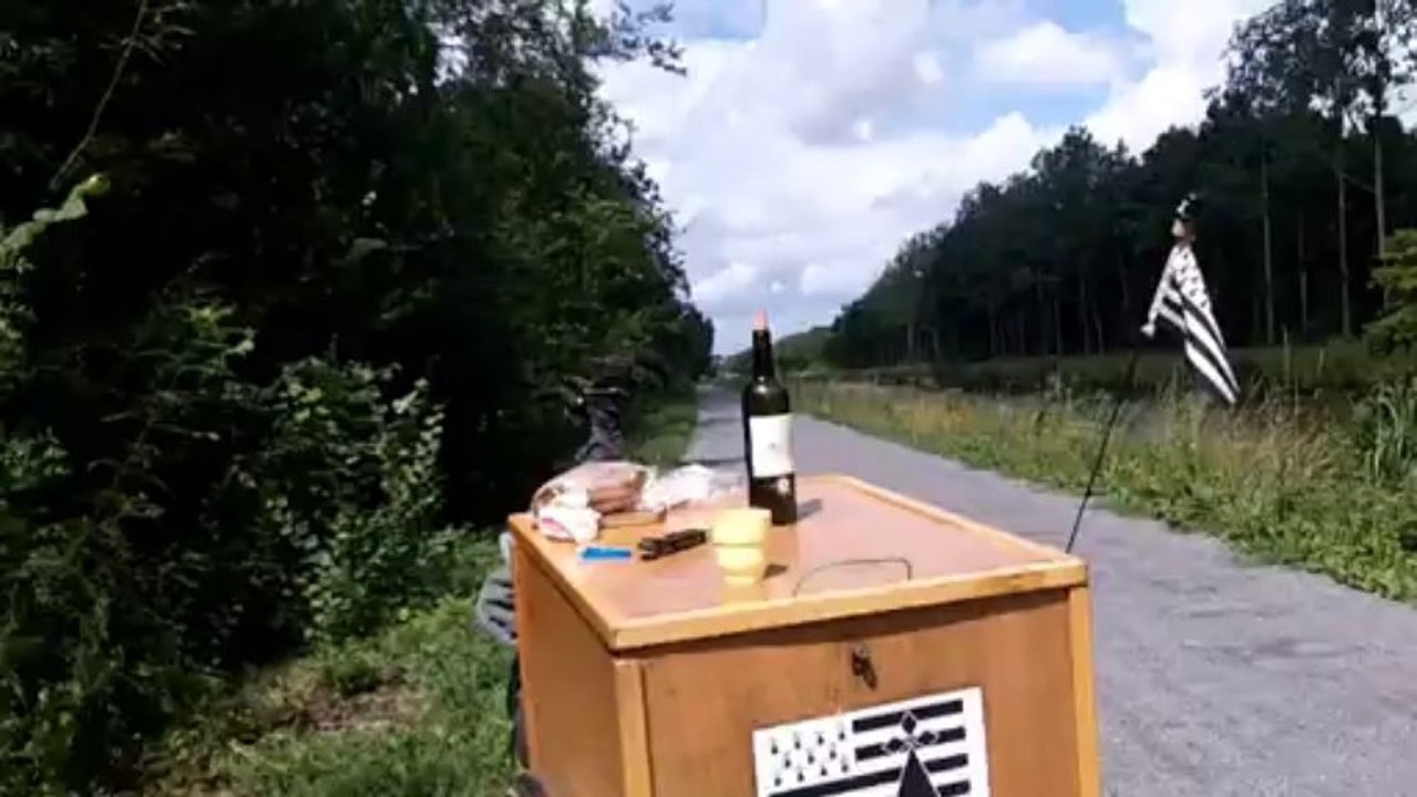 PAUSE CASSE CROÛTE POUR   MARIO ET SON PETIT VELO..PAS BELLE LA VIE