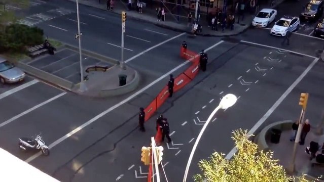 La police essaie d'attraper des skateurs dans un filet