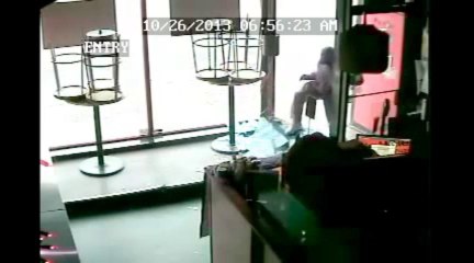 Tentative de vol d'un iPad dans un restaurant par un voleur stupide