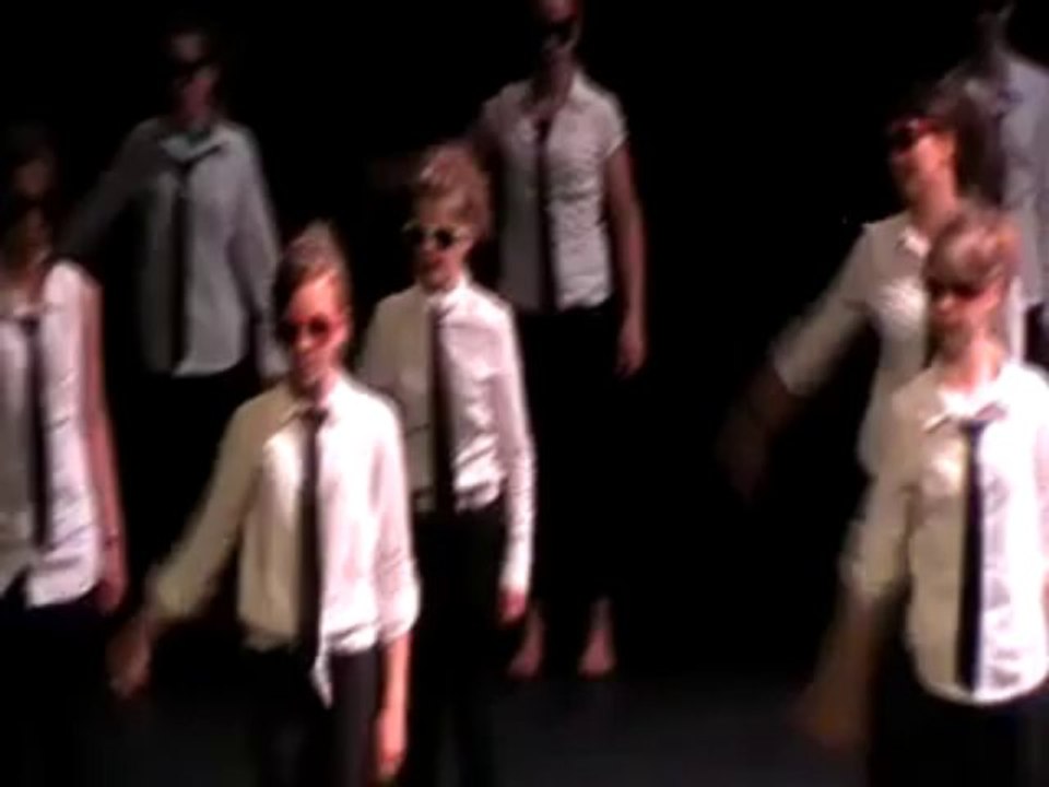 Passage des élèves de l'atelier Danses et chorégraphies sur Men in Black au spectacle de fin d'année du collège edouard quéau en juin 2013