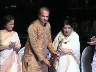 Big B thanks Lata for special touch to Jaya's songs