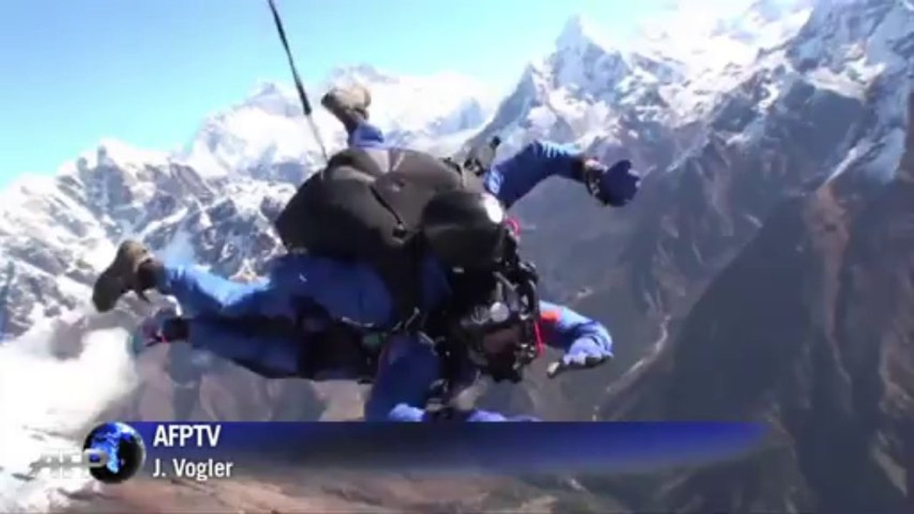 Rollstuhlfahrer gelingt Fallschirmsprung über Mount Everest