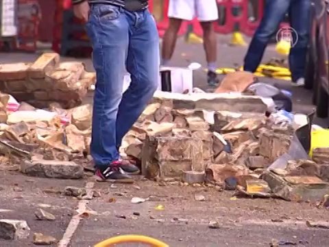 Жертвами шторма в Британии стали 2 человека