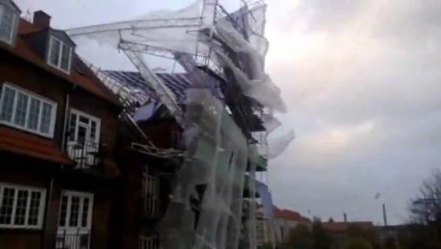 La tempête du week end arrache un échafaudage!!