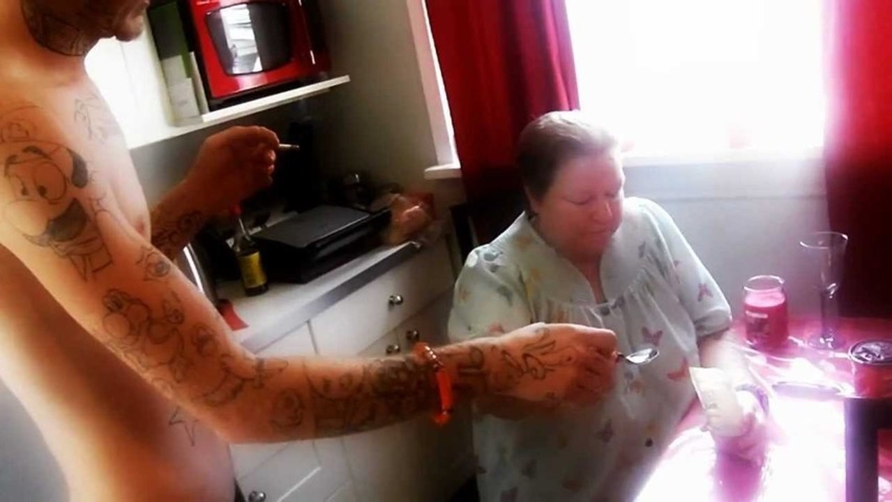 Mamie de 60 ans fait le défi de la cannelle #FAIL