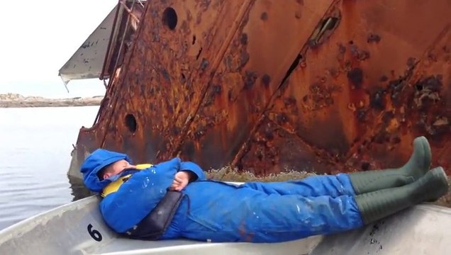 Réveiller son pote en heurtant un autre bateau! Marrant...