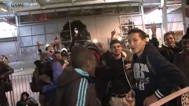 File d'attente pour les 500 éditions Prestige de Call Of Duty Ghosts la veille du Paris Games Week