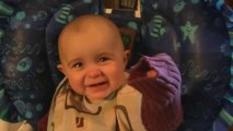 Bebé de 10 meses no para de llorar tras escuchar el canto de su madre