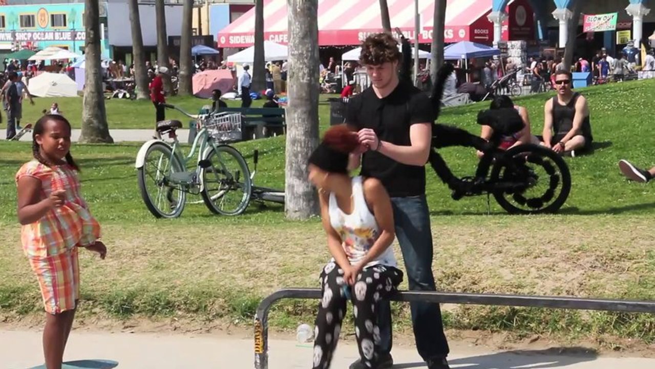 Couper les cheveux à des inconnus (Caméra Cachée)