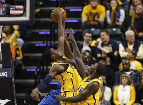 Ian Mahinmi souhaite la bienvenue en NBA à Victor Oladipo avec un bon gros stop