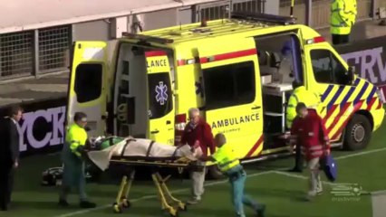 Le gardien de but du PSV assommé contre le poteau...