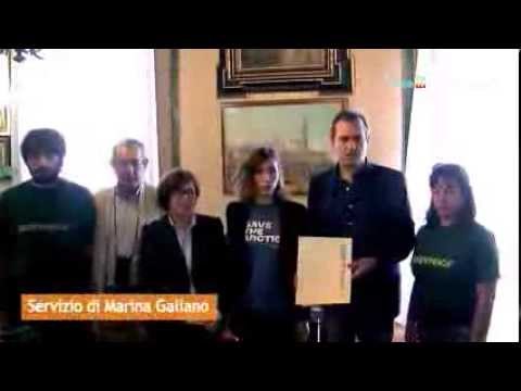 Napoli - Liberate Cristian , striscione sulla facciata del Comune -1- (29.10.13)