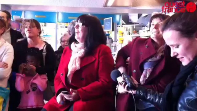 Libération des otages - Proches et amis réunis pour suivre l'arrivée de Pierre Legrand à Paris