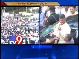Samaikhyavadis obstruct Chandrababu's convoy in Tanuku