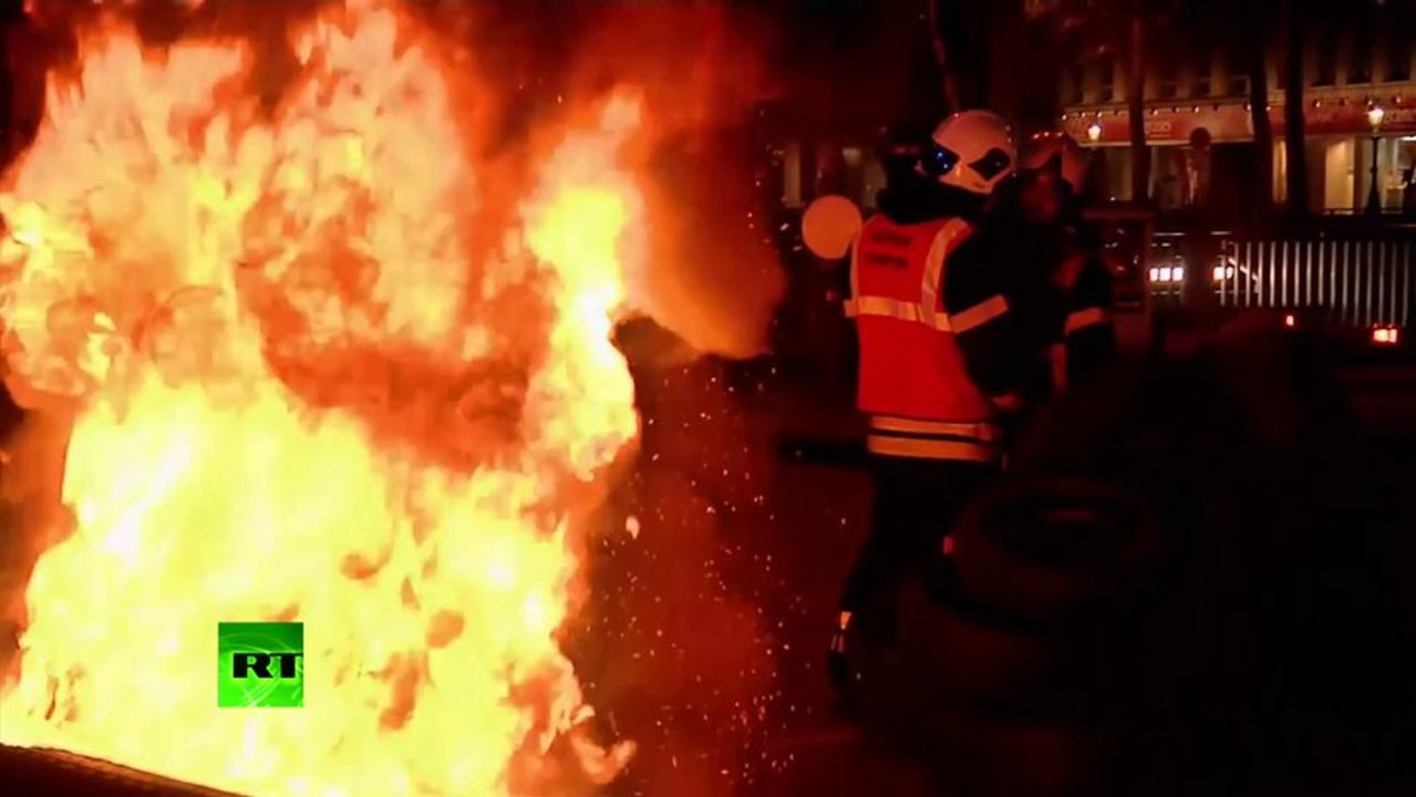 Video: Firemen soak cops in foam protesting cuts in Brussels