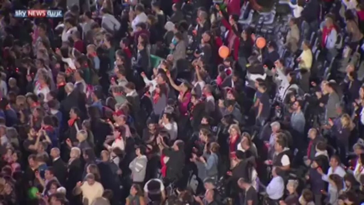 طفل __يتربع__ على كرسي البابا _ مشاهدة الفيديو - أخبار مكتوب