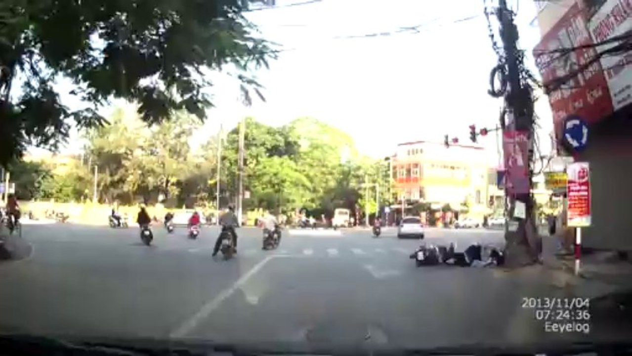 Oto 30v 9689 gay tai nan bo chay