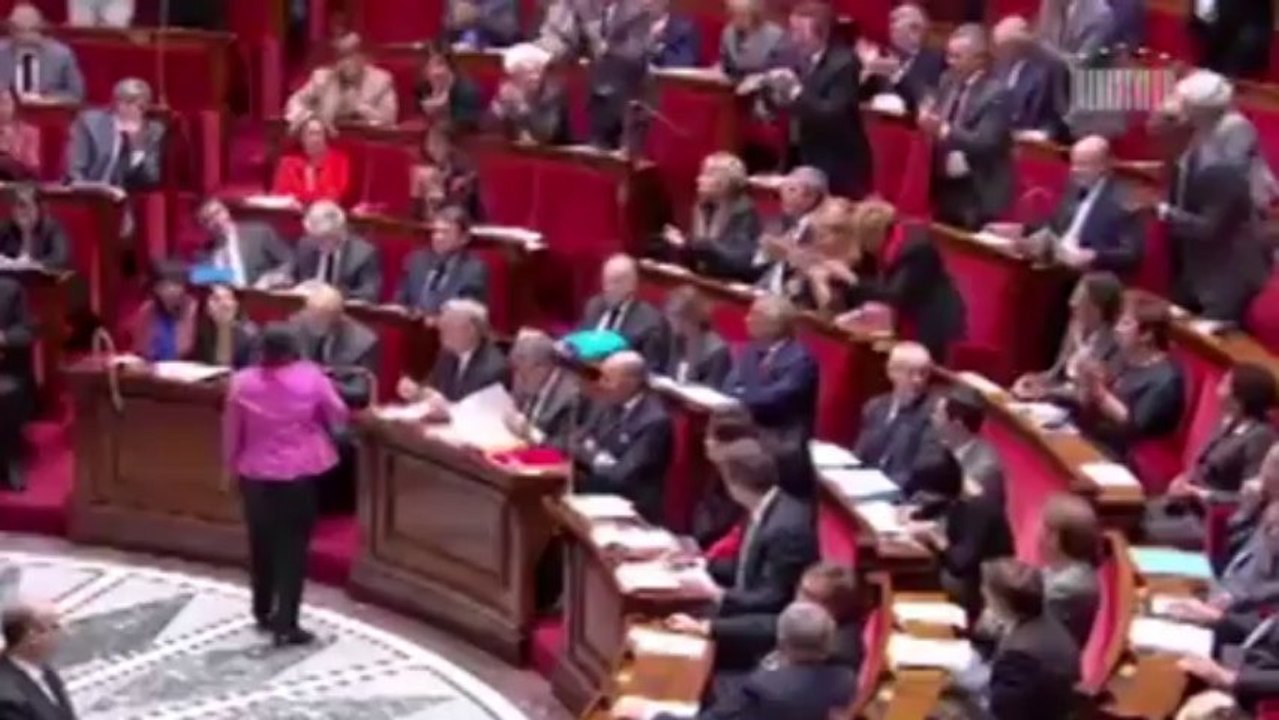 Ayrault condamne le racisme envers Taubira, les députés PS debout