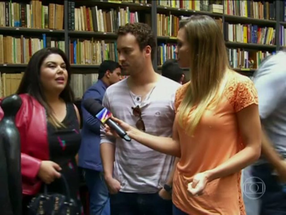 Veja o que aconteceu nos bastidores do lançamento do livro de Thales - Video Show - Catálogo de Vídeos