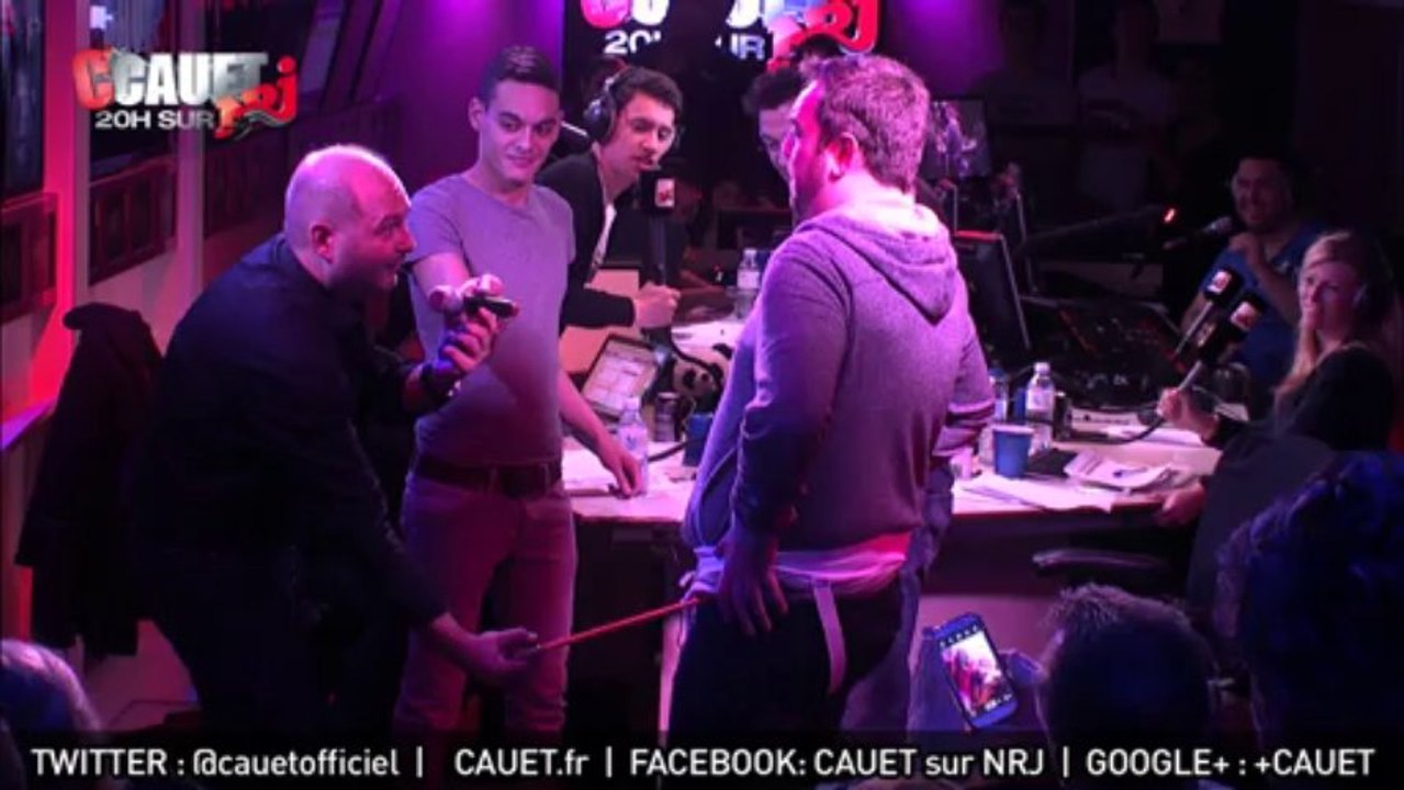 Jeff se fait exploser les "noisettes" au lance-noix !