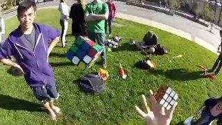 Wahnsinn: 3 Rubiks Cubes beim Jonglieren lösen