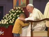 Niño se roba el show durante la audiencia papal