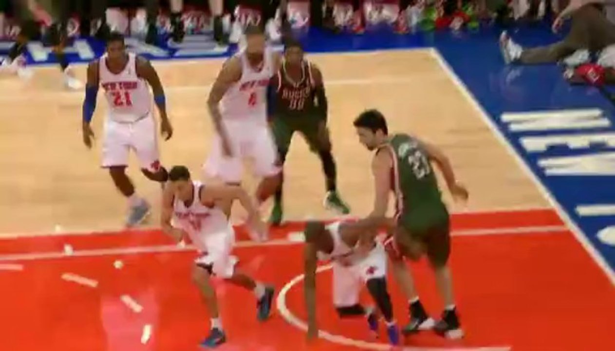 Melo 接應 Felton 快攻雙手灌籃 (melo 好像比上一季跳得高了?)