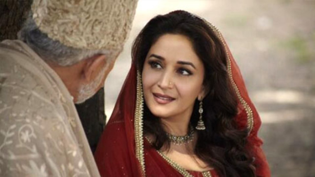 FIRST LOOK - Madhuri Dixit In Dedh Ishqiya