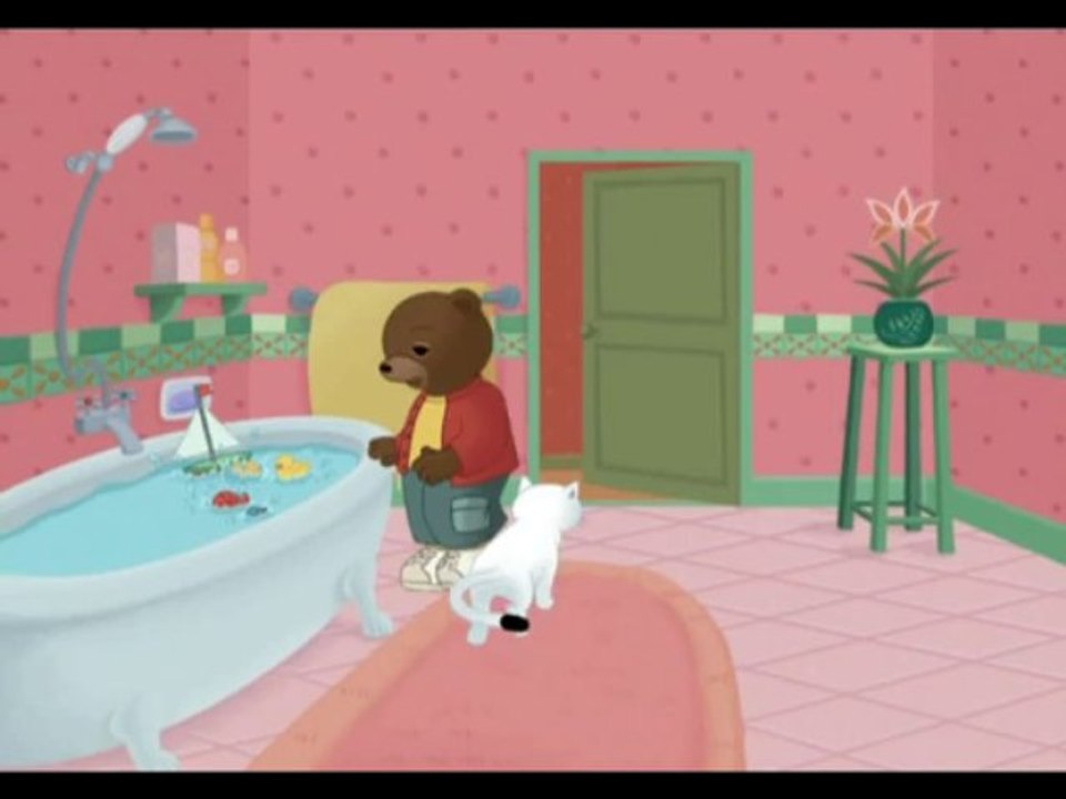 47 - Petit ours brun s'amuse avec le chat