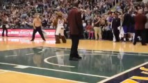 Videos de Risa: Mascota de baloncesto anima al arbitro a bailar opa candasta (tepillao.com)