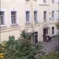 Videos de Risa: Borracho intentando abrir una puerta a cabezazos (tepillao.com)