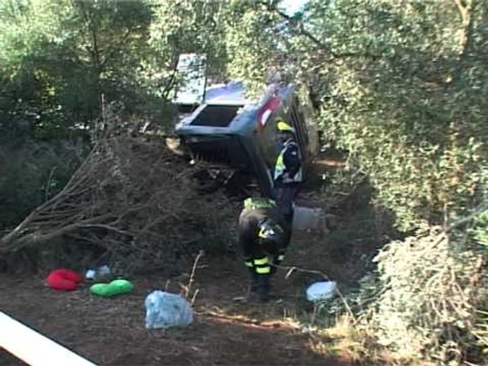 TG 30.10.13 Bari: autobus si schianta contro guard-rail, cinque feriti