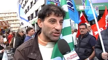 I BANCARI INCROCIANO LE BRACCIA